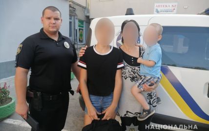 Мужчину разбудили полицейские: в Херсоне женщине вернули детей, оставшихся с отцом