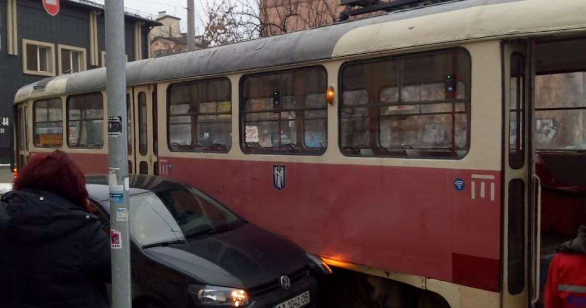 аварія таксі і трамвая на подолі / © ТСН.ua