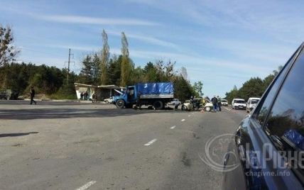 На Рівненщині сталася аварія з військовим авто, двоє загинули
