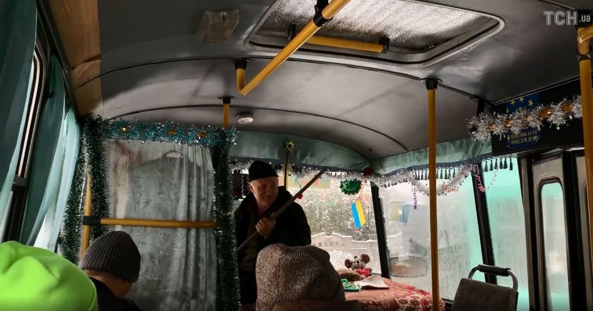 Водитель развлекает своих пассажиров