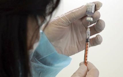 В Греции ввели четвертую дозу вакцины против коронавируса для определенных групп людей