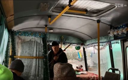 Метла вместо гитары и песни о любви: на Закарпатье водитель развлекает пассажиров и угощает конфетами