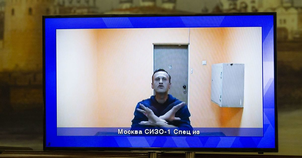 "Можете взять меня в наручники, но это не будет длиться вечно": Навальный эмоционально выступил в суде