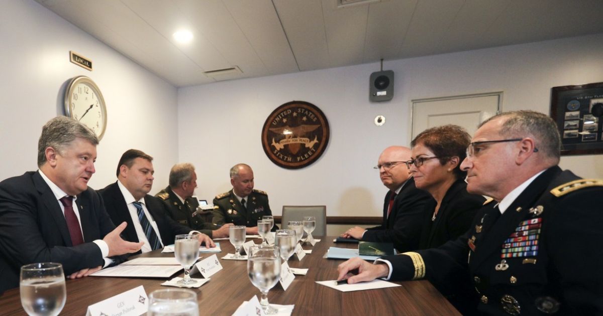 Порошенку показали американський корабель, який бере участь у військових навчаннях Sea Breeze