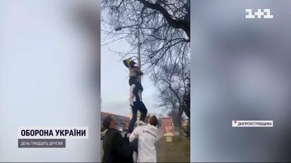 У Дніпропетровській області підлітки створили живу піраміду, щоб повісити прапор України