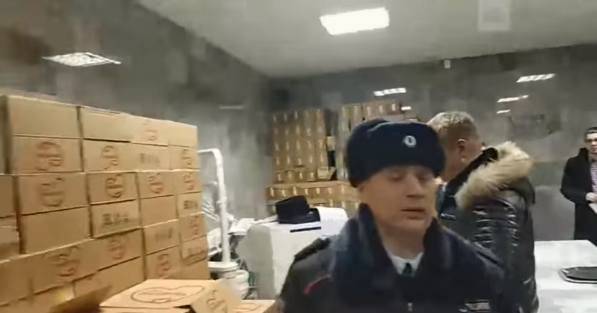 В РФ дитяче харчування зберігають у повному отруйних речовин морзі. Росіянин зробив відео зсередини