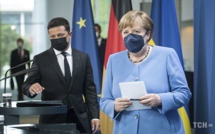 У блакитному жакеті і з улюбленим намистом: Ангела Меркель на зустрічі із Зеленським