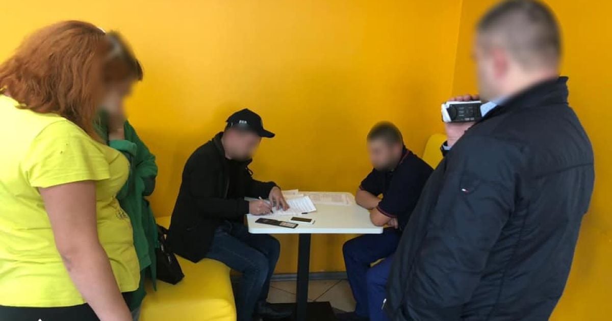 Під Києвом поліцейські чотири години катували та закрили в багажнику чоловіка - ДБР
