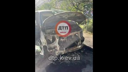 В Києві невідомі спалили автівку військового, який приїхав на лікування