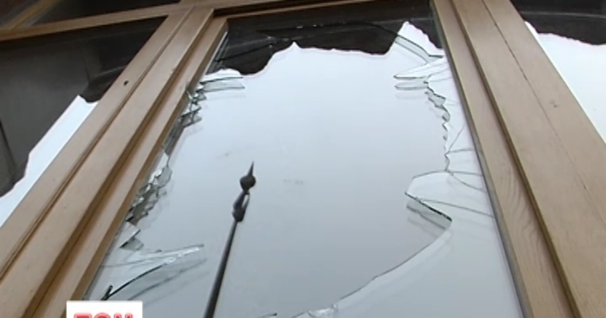 Внаслідок штурму "айдарівця" у будівлі КМДА розбито 13 вікон.