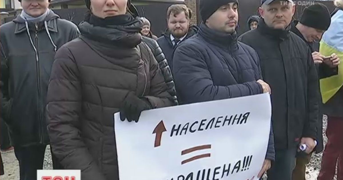 Десятки шлагбаумов и забор вместо дороги: соседи села на Киевщине устроили войны за проезд