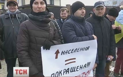 Десятки шлагбаумов и забор вместо дороги: соседи села на Киевщине устроили войны за проезд