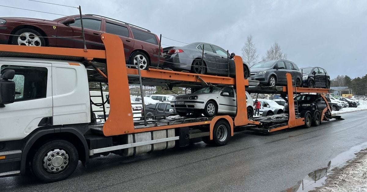 Латвия передала Украине первые 8 авто, конфискованные у пьяных водителей: одно – с флагом РФ