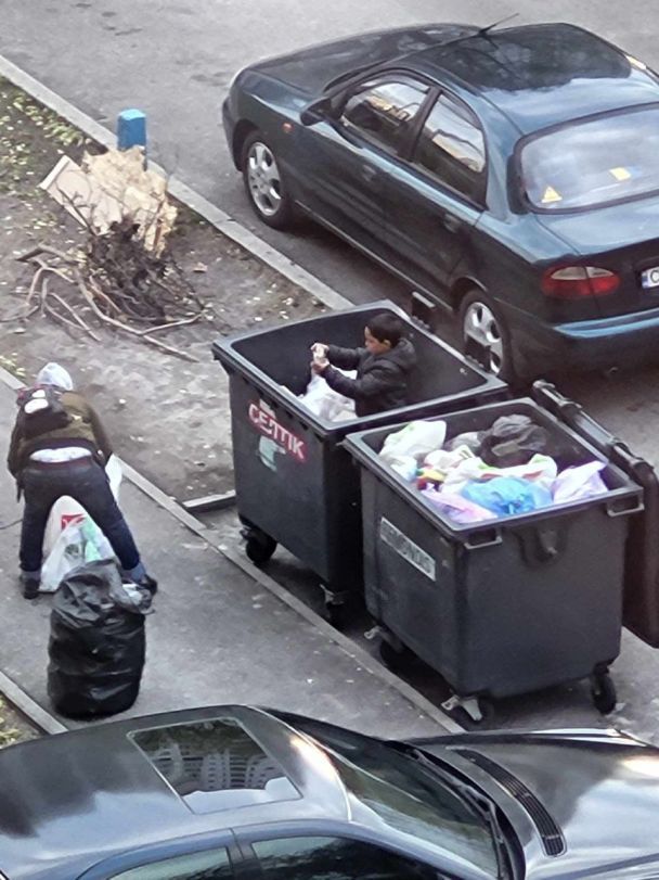 Мальчик подает матери бутылки из мусорного бака/Фото: из соцсетей