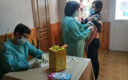 На Рівненщині поліція склала протокол на медиків за вакцинацію від COVID-19 у кафе — соцмережі