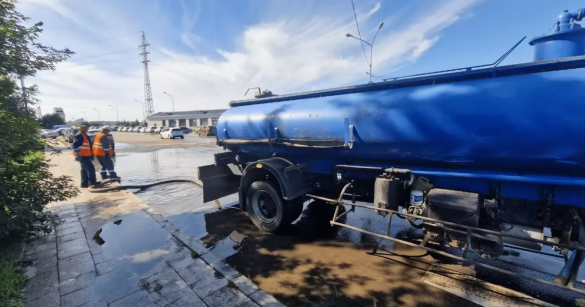 В России на фестивале "чистой воды" город затопила река из фекалий