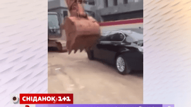 В Китае неправильно припаркованные авто отодвигают ковшом экскаватора