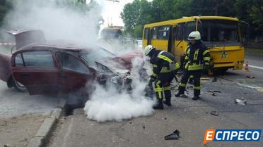 В Киеве Opel мощно протаранил маршрутку с пассажирами