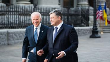 Порошенко договорился с Байденом о транше в миллиард долларов