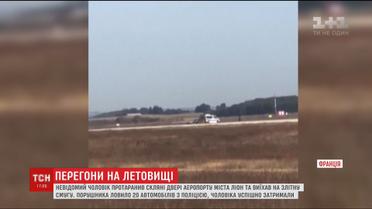 Во Франции водитель протаранил двери терминала и выехал на территорию аэропорта