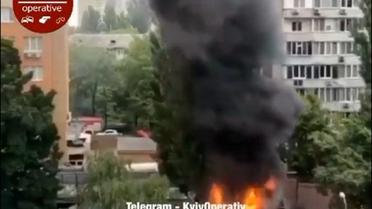 Сильное пламя и столб черного дыма: в Киеве горит ресторан