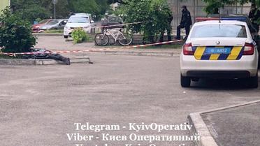 В Киеве 19-летний парень выпал из окна многоэтажки и погиб