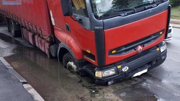 У Києві біля станції метро "Берестейська" прорвало трубу - у провалля на дорозі потрапила вантажівка