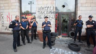 У Києві розгромили магазин, на фасаді якого стерли графіті часів Революції гідності _3 / © УНИАН