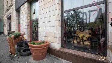 У Києві розгромили магазин, на фасаді якого стерли графіті часів Революції гідності _19 / © УНИАН