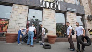 У Києві розгромили магазин, на фасаді якого стерли графіті часів Революції гідності _12 / © УНИАН