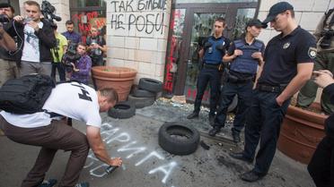 У Києві розгромили магазин, на фасаді якого стерли графіті часів Революції гідності _8 / © УНИАН