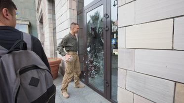 У Києві розгромили магазин, на фасаді якого стерли графіті часів Революції гідності _4 / © УНИАН