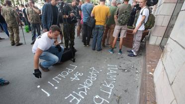У Києві розгромили магазин, на фасаді якого стерли графіті часів Революції гідності _16 / © УНИАН