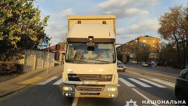 У Києві 20-річний водій вантажівки збив на смерть жінку на переході