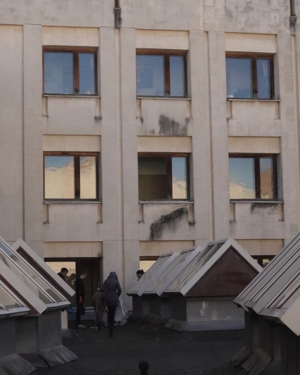 У Києві пошкоджені корпус та гуртожиток КНУ. Фото: Навчально-науковий інститут міжнародних відносин.