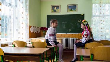Загадкові чоловіки біля київської школи переполохали батьків у всій столиці
