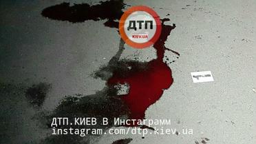 В Киеве неизвестный порезал молодую девушку ножом