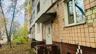 Під Києвом дворічний малюк сперся на москітну сітку і вилетів з третього поверху