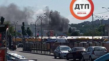 В Киеве загорелся рынок возле станции метро "Почайна"