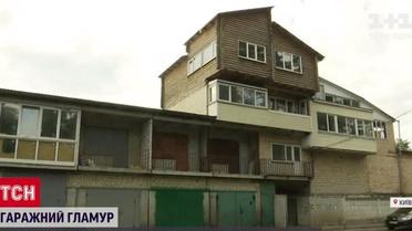 Гаражный гламур: в столичном кооперативе возвели многоэтажку с балконами и домом из сруба