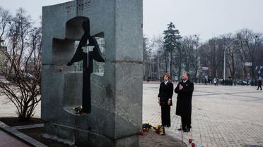 Порошенко із дружиною  на колінах вшанували пам&#039;ять жертв Голодомору