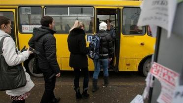 Под Киевом водитель иномарки влетел в набитую пассажирами маршрутку и скрылся с места ДТП