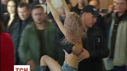 Активістка Femen роздяглася перед Кличком на виборчій дільниці