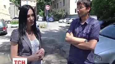 Молодики у спортивному били журналістку під вікнами міліцейських начальників