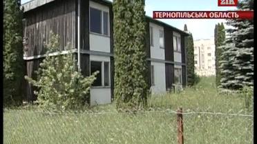 Теронопильський семьи приходится лезть домой через заборы