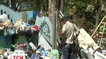 Гора мусора под окнами никопольского городского совета