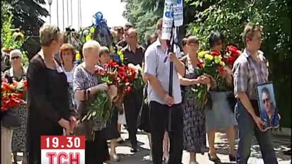 На аеродромі під Києвом прощаються з пілотом літака, що розбився біля "Чайки"