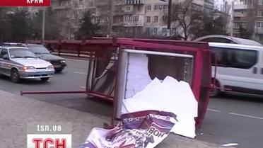 Ураганний вітер повалив у Криму автобусну зупинку