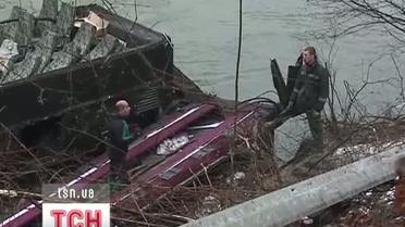 На Закарпатье пассажирский автобус рухнул в реку