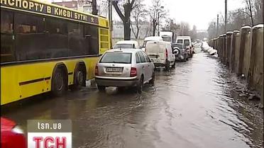 У Києві дороги продовжують прикро вражати автомобілістів